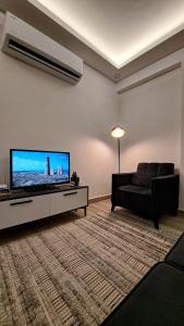un soggiorno con divano e TV a schermo piatto di Belek King Cleodora Apartment a Belek