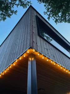 Het gebouw waarin de camping zich bevindt