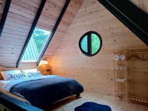 1 dormitorio con 1 cama en una cabaña de madera en SAMUR DAĞ EVLERİ, en Rize