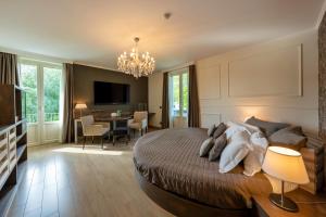 1 Schlafzimmer mit einem großen Bett und einem Esszimmer in der Unterkunft Hotel Il Corazziere in Merone
