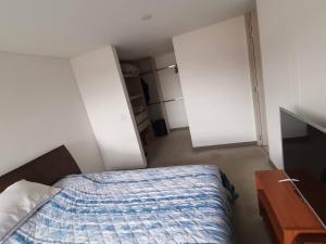 - une chambre avec un lit et deux armoires blanches dans l'établissement Apto nuevo de 67m2, con todas las comodidades, à Bogotá