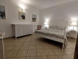 a bedroom with a bed and a dresser at Alle Porte del Chianti in Castiglioni