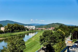 vista su un fiume in città di Wonderful Panoramic View Apartment a Mukačevo