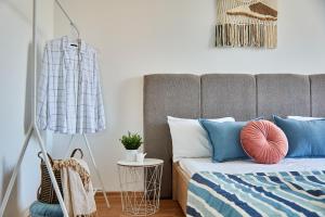 - une chambre avec un lit doté d'oreillers bleus et blancs dans l'établissement Wonderful Panoramic View Apartment, à Moukatcheve