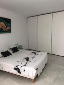 - une chambre avec un grand lit blanc dans l'établissement Apartamento Sta. Filomena, à Mindelo