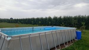 Bazén v ubytovaní Ostoja Czersk Zamek Góra Kalwaria alebo v jeho blízkosti