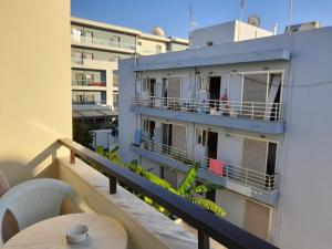 balkon budynku ze stołem i stołem w obiekcie Phaethon Hotel w mieście Kos