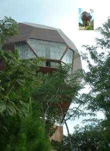 een gebouw met veel ramen en bomen bij Sonke Ball House(Nyumba Yangati Mpira) in Nyambadwe