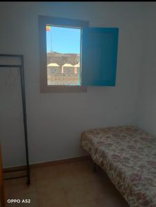 1 dormitorio con cama y ventana en Sea Breeze House, en Almuñécar