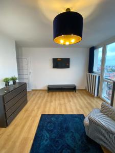 sala de estar con sofá y TV en Apartament Panorama Centrum, en Legnica