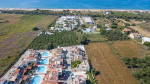 una vista aérea de un edificio en un campo en Villa Athina, en Asprouliánoi