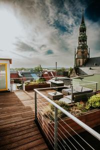 ツヴィッカウにあるtraumhaftes Apartment am Dom mit großer Dachterrasseの時計塔のある建物の眺め