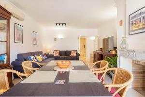 a living room with a table and a couch at Central Cascais Apartment with private parking in Cascais