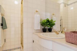 Ένα μπάνιο στο Central Cascais Apartment with private parking +29 φωτογραφίες