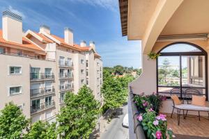 uma varanda com vista para um edifício em Central Cascais Apartment with private parking em Cascais