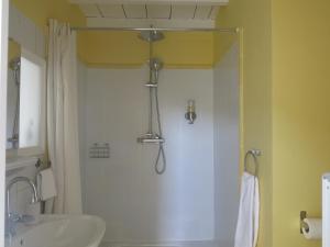 une salle de bain avec douche et lavabo dans l'établissement La Buissonnière, à Oppède 37 autres photos
