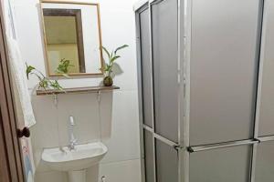 een badkamer met een wastafel, een toilet en een spiegel bij Pousada Portal Floresta Paraty in Paraty