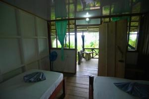 ドラケにあるCabinas vista isla del caño corcovadoの窓付きの部屋にベッド2台が備わる部屋