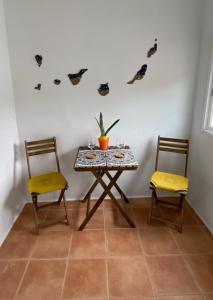 哈里亞的住宿－Casa Lito B，一张桌子,两把椅子,一张桌子,上面有植物