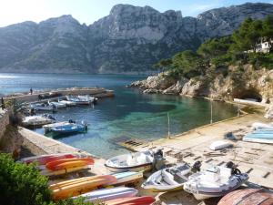 a bunch of boats in the water with mountains at Cigalou 2km Marina Olympique - Parking gratuit in Marseille