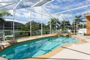 ein Pool auf dem Dach eines Gebäudes in der Unterkunft Magical Clubhouse in Orlando