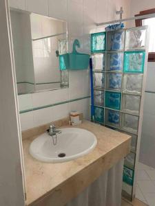 un bancone del bagno con lavandino e specchio di Apartamento en Puerto Rico,Mogan a Puerto Rico de Gran Canaria