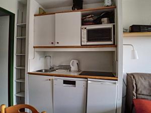 A kitchen or kitchenette at Studio Les Menuires, 1 pièce, 4 personnes - FR-1-344-1050