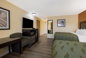 TV a/nebo společenská místnost v ubytování Quality Inn & Suites Medford Airport