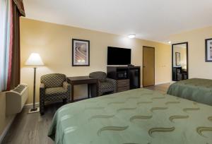 TV a/nebo společenská místnost v ubytování Quality Inn & Suites Medford Airport