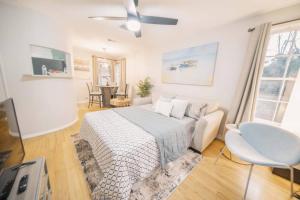 Μια τηλεόραση ή/και κέντρο ψυχαγωγίας στο Cozy Retreat on Ferdell