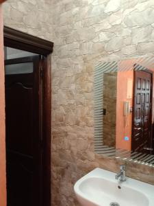 a bathroom with a sink and a mirror at Appartement Kennedy in Safi