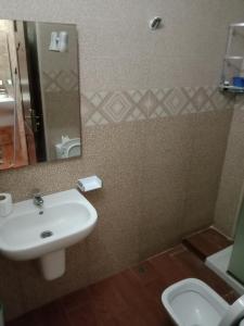 a bathroom with a sink and a mirror and a toilet at Appartement Kennedy in Safi