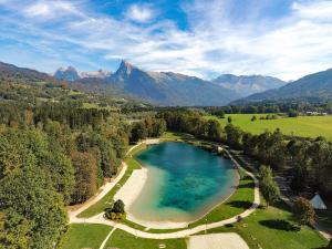 z góry widok na jezioro w górach w obiekcie Appartement cosy à Morillon, proche lac Bleu, terrasse sud, 4 pers, piste ski bus, sans internet - FR-1-642-69 w mieście Morillon