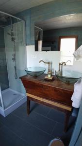 y baño con 2 lavabos y ducha. en Domaine des Terres du Milieu / Gîte de cul de sac, en Châteldon