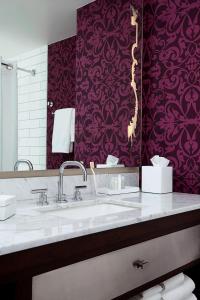 baño con lavabo y pared púrpura en The Mayflower Hotel, Autograph Collection en Washington
