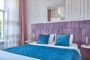Elegant Lux Apartment in central square tesisinde bir odada yatak veya yataklar