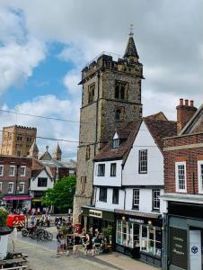 ein altes Gebäude mit einem Uhrturm auf einer Stadtstraße in der Unterkunft Abbey and Clock Tower view in St Albans