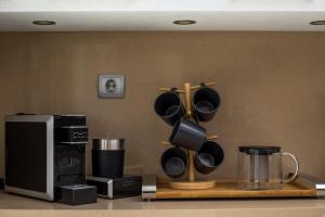 un mostrador de cocina con un montón de ollas y sartenes en Rodi Luxury Apartment, en Rodas