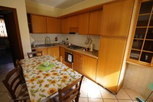 a kitchen with a table and a kitchen with a table and a table at jacuzzi e giardino privato - 10 minuti lago maggiore - con parcheggio - vicino malpensa MXP in Somma Lombardo