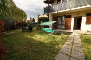 ソンマ・ロンバルドにあるgiardino privato - comodo per Malpensa e Milano - con parcheggioの家庭の緑のベンチ
