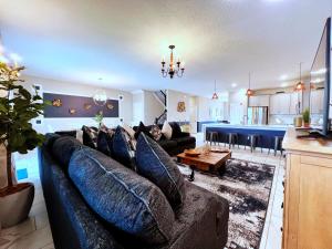 Il comprend un salon avec un canapé et une cuisine. dans l'établissement Beautiful 8 Bed Home in Champions Gate-303OC, à Kissimmee
