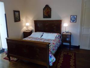 1 dormitorio con 1 cama grande y 2 mesitas de noche en Villa Alicia LA PERLA INDIANA en Salas