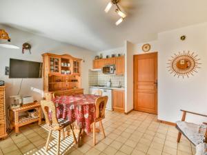 kuchnia ze stołem i krzesłami w pokoju w obiekcie Studio calme avec cabine, terrasse et parking – Centre des Gets à 2 pas, 4 pers. - FR-1-685-56 w mieście Les Gets