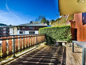 drewniany taras z ławką i płotem w obiekcie Studio calme avec cabine, terrasse et parking – Centre des Gets à 2 pas, 4 pers. - FR-1-685-56 w mieście Les Gets +2 zdjęcia