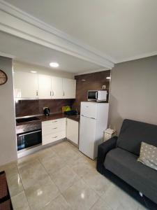 uma sala de estar com um sofá e uma cozinha em Apartament Goleta em Torrevieja