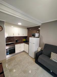 a living room with a couch and a kitchen at Apartament Goleta in Torrevieja