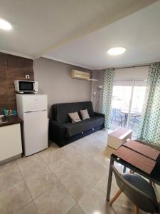 a living room with a couch and a table at Apartament Goleta in Torrevieja