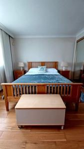 - une chambre avec un lit et une couette bleue dans l'établissement Escape To The City, à Londres