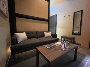 - un salon avec un canapé et une table dans l'établissement Boxstel - Modern Stay Hotel Downtown El Paso, à El Paso