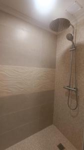 een badkamer met een douche met een douchekop bij Apartamento loft Vitoria-Gasteiz in Vitoria-Gasteiz